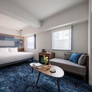 Modernes Zimmer mit Kingsize-Bett